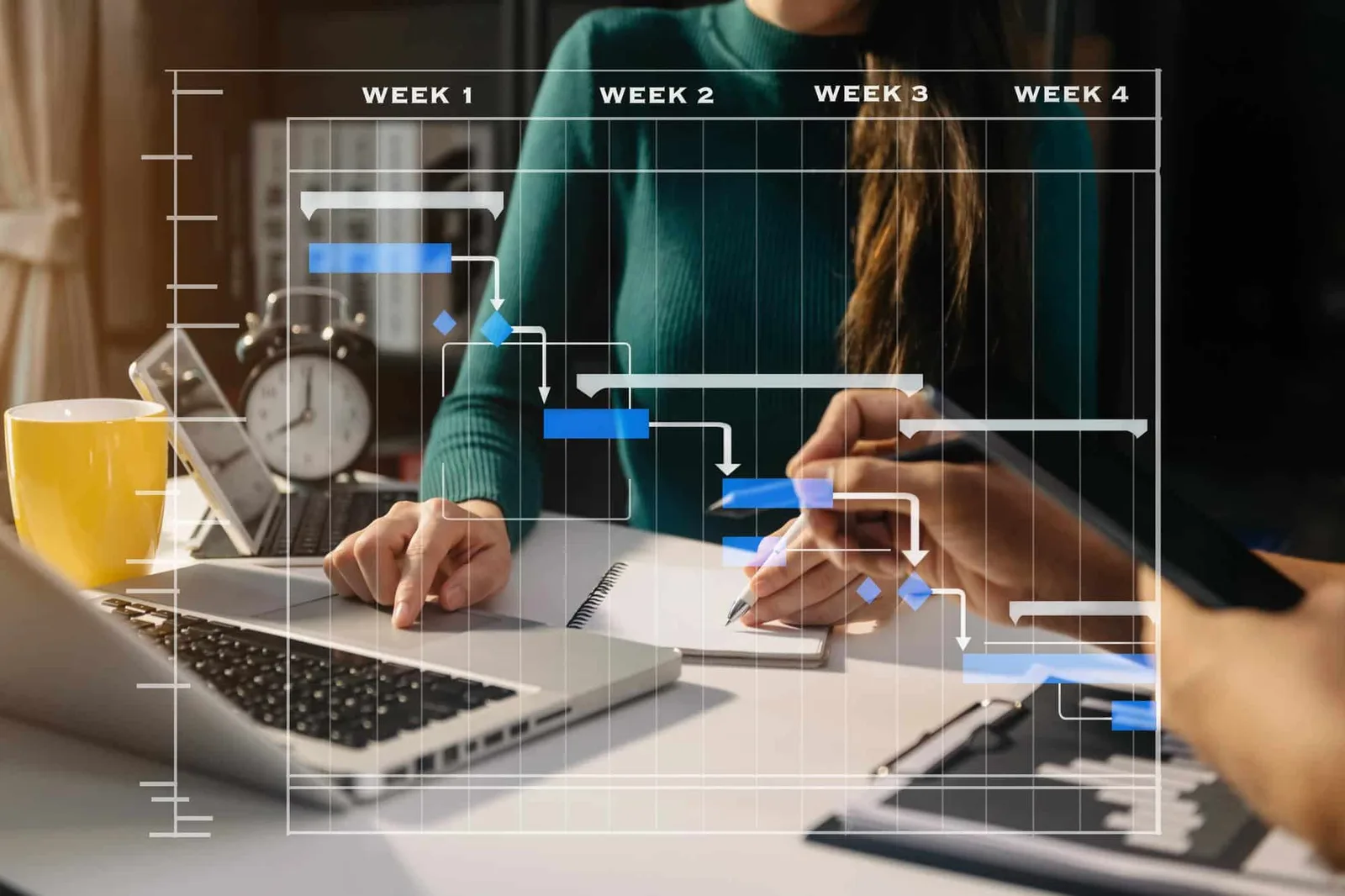 Entrepreneur indépendant travaillant sur un ordinateur portable avec un tableau de suivi de projet en ligne affiché à l'écran