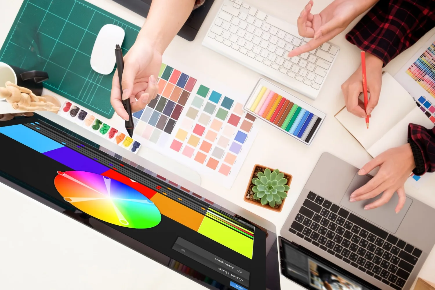 Graphiste travaillant sur un logo, une charte graphique et des visuels marketing pour une petite entreprise sur ordinateur
