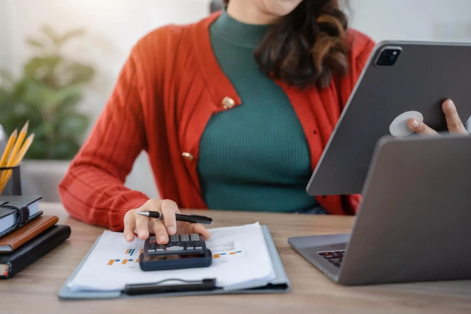 Un entrepreneur utilise un ordinateur portable pour éditer et envoyer des factures dans un bureau