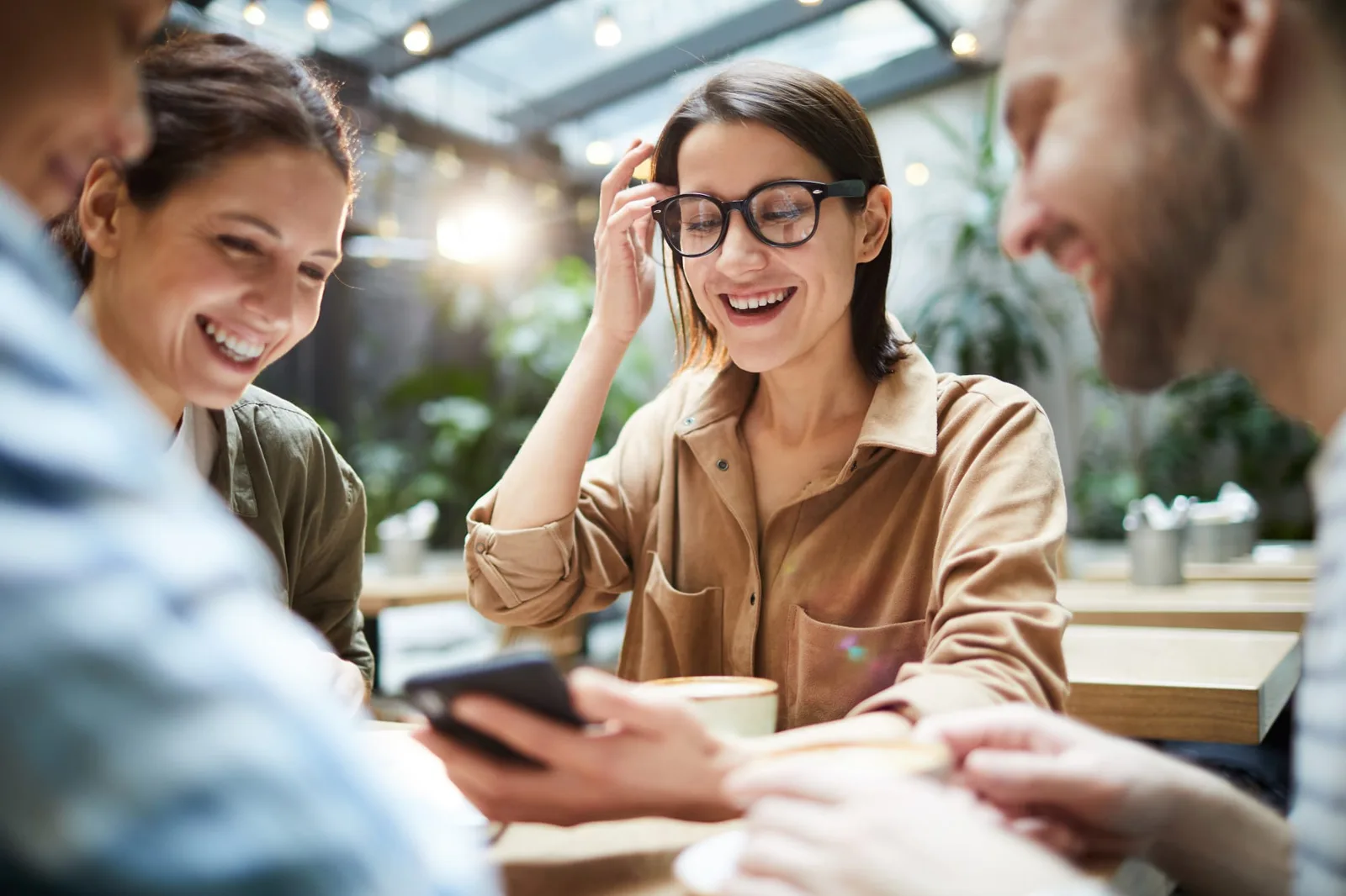 Entrepreneur travaillant sur un ordinateur portable avec une interface de CRM et un téléphone à côté