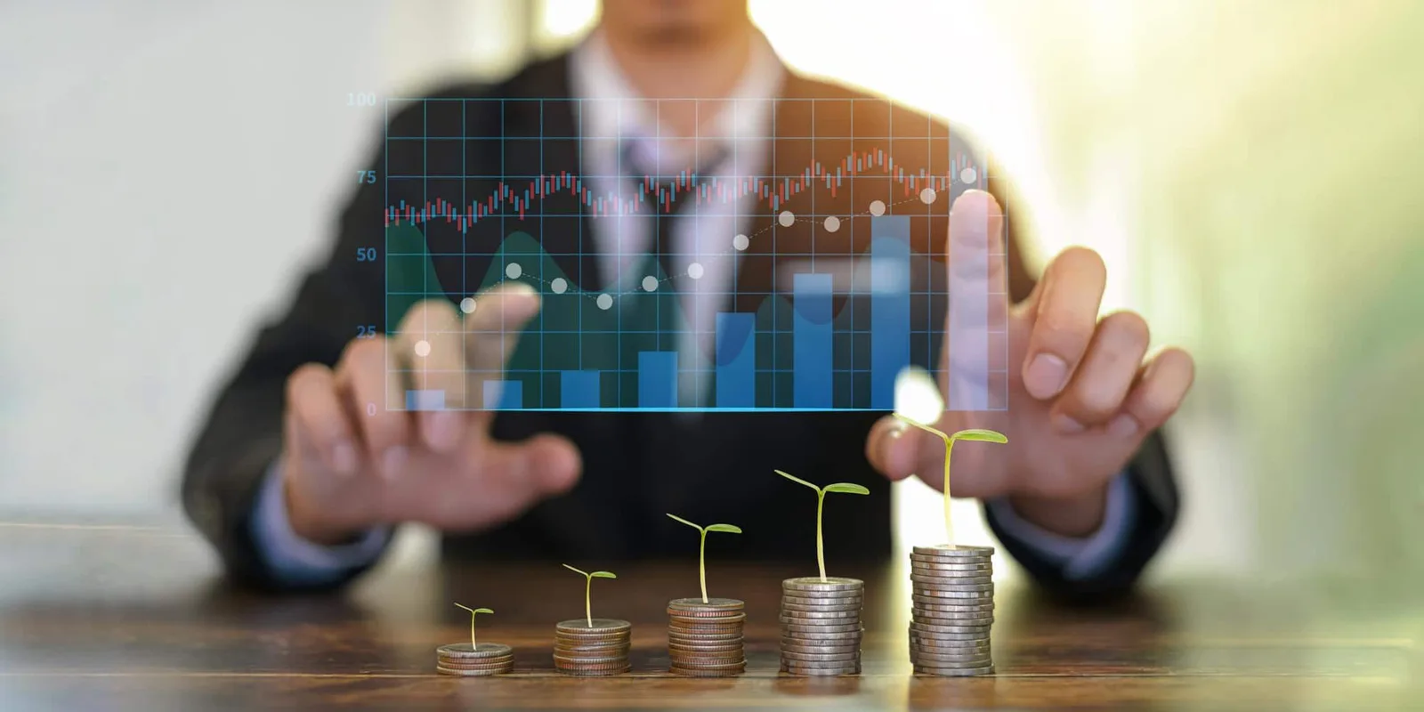 Entrepreneur consultant un tableau de financement sur ordinateur portable dans un bureau lumineux