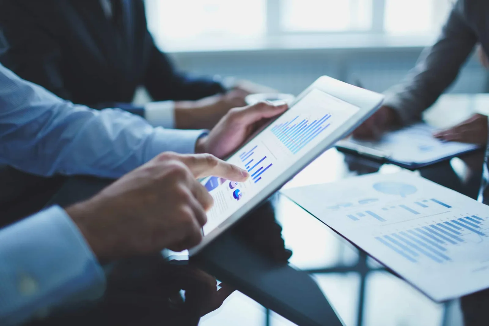 Dirigeant de petite entreprise analysant des données de marché sur un ordinateur portable