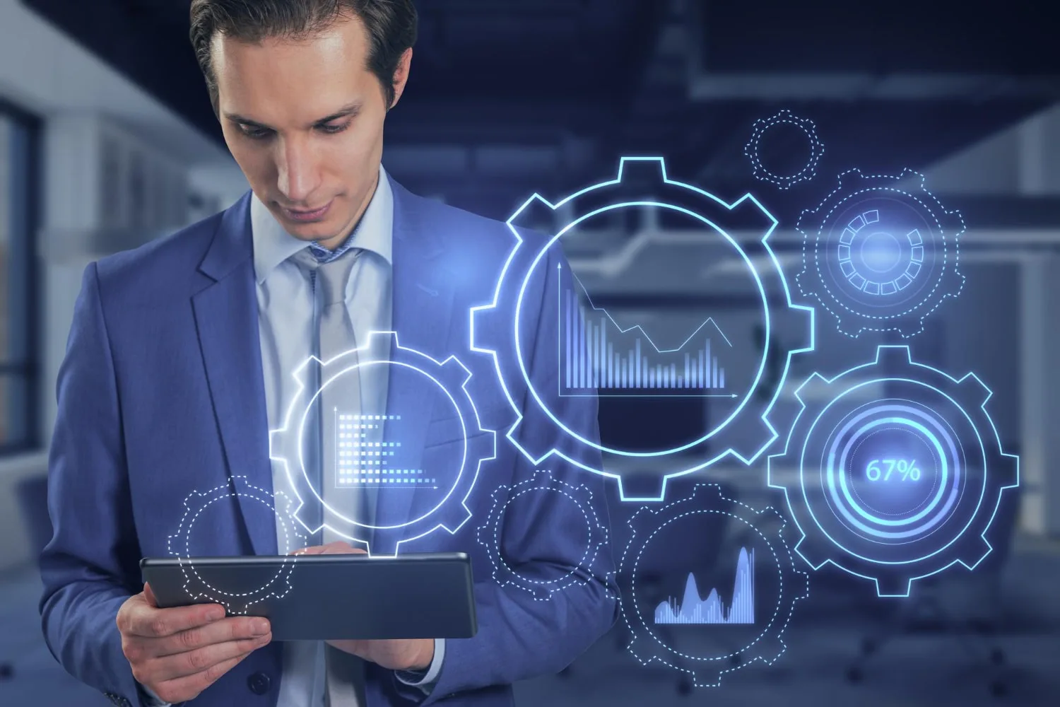 Chef d’entreprise en train de superviser sur ordinateur des outils numériques d’automatisation dans un petit bureau