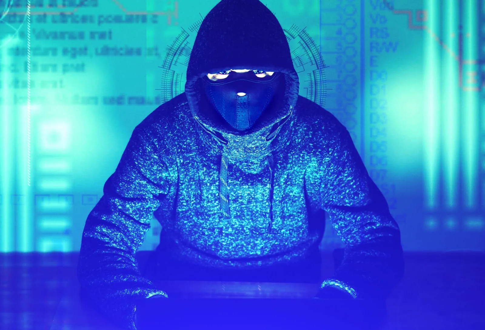Un entrepreneur consulte des alertes de sécurité sur son ordinateur portable dans un bureau.