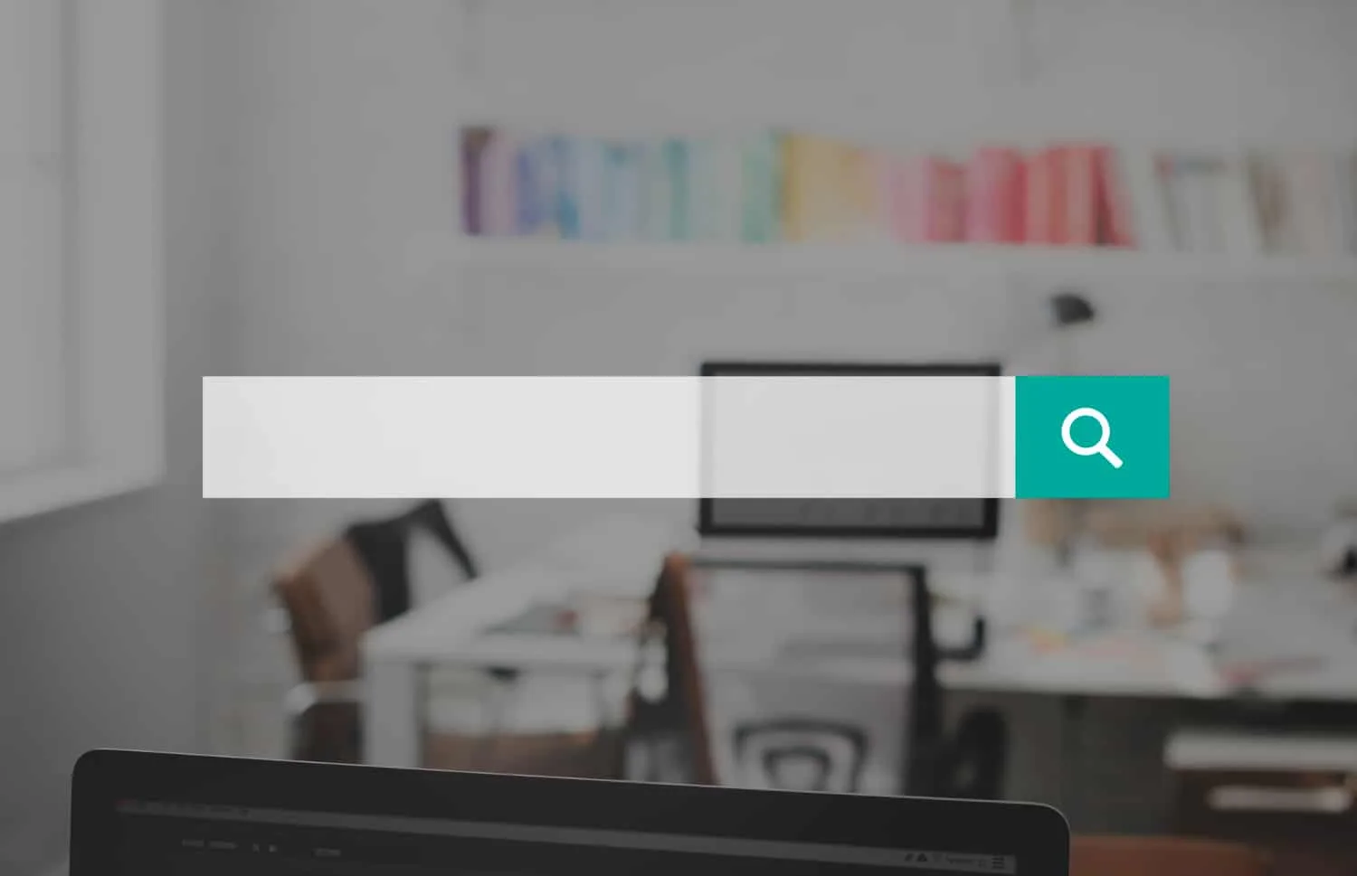 Un entrepreneur consulte les statistiques de référencement naturel sur un écran d’ordinateur portable
