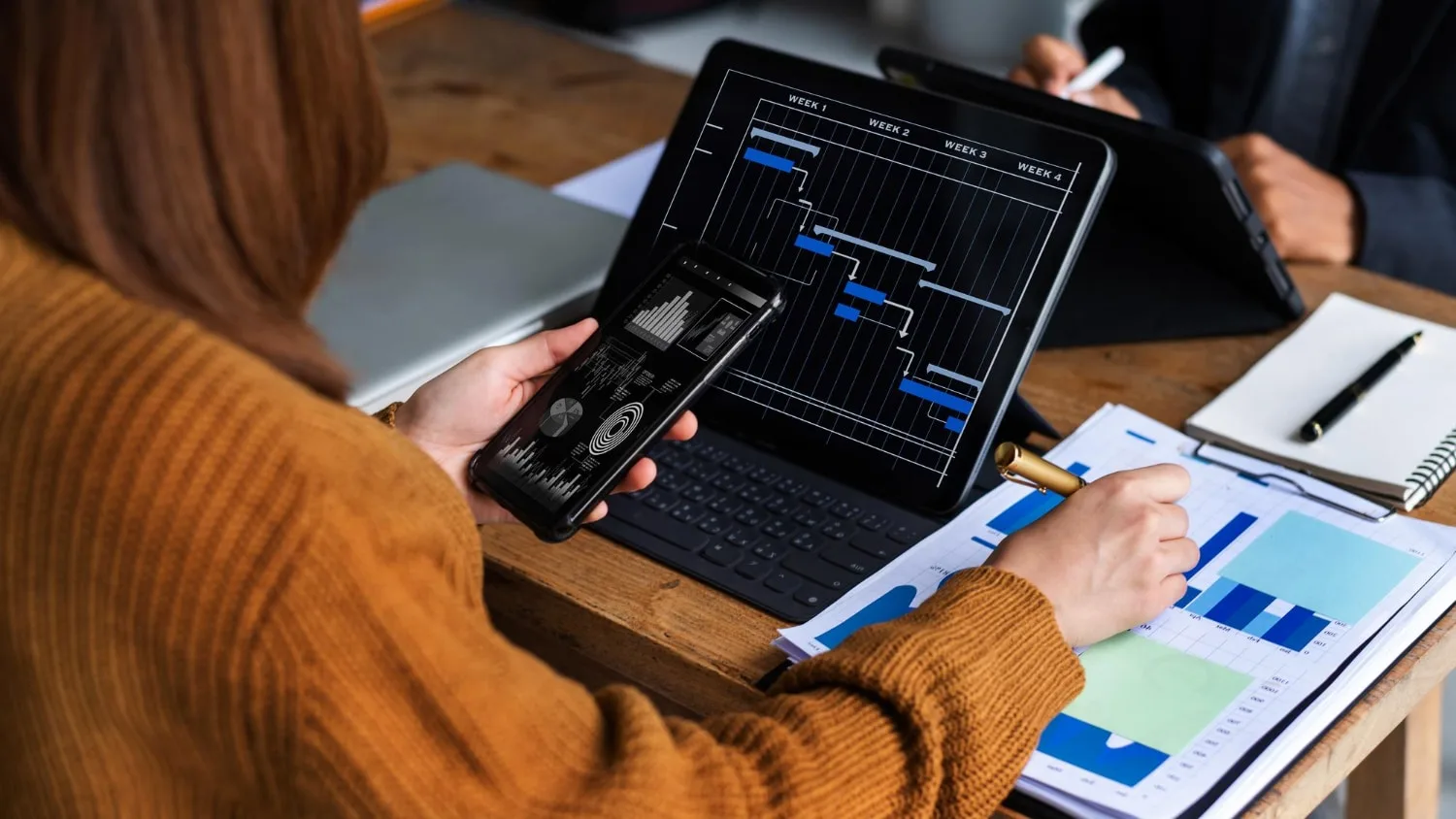 Un entrepreneur indépendant travaillant sur un ordinateur portable avec un tableau de tâches ouvert sur l’écran