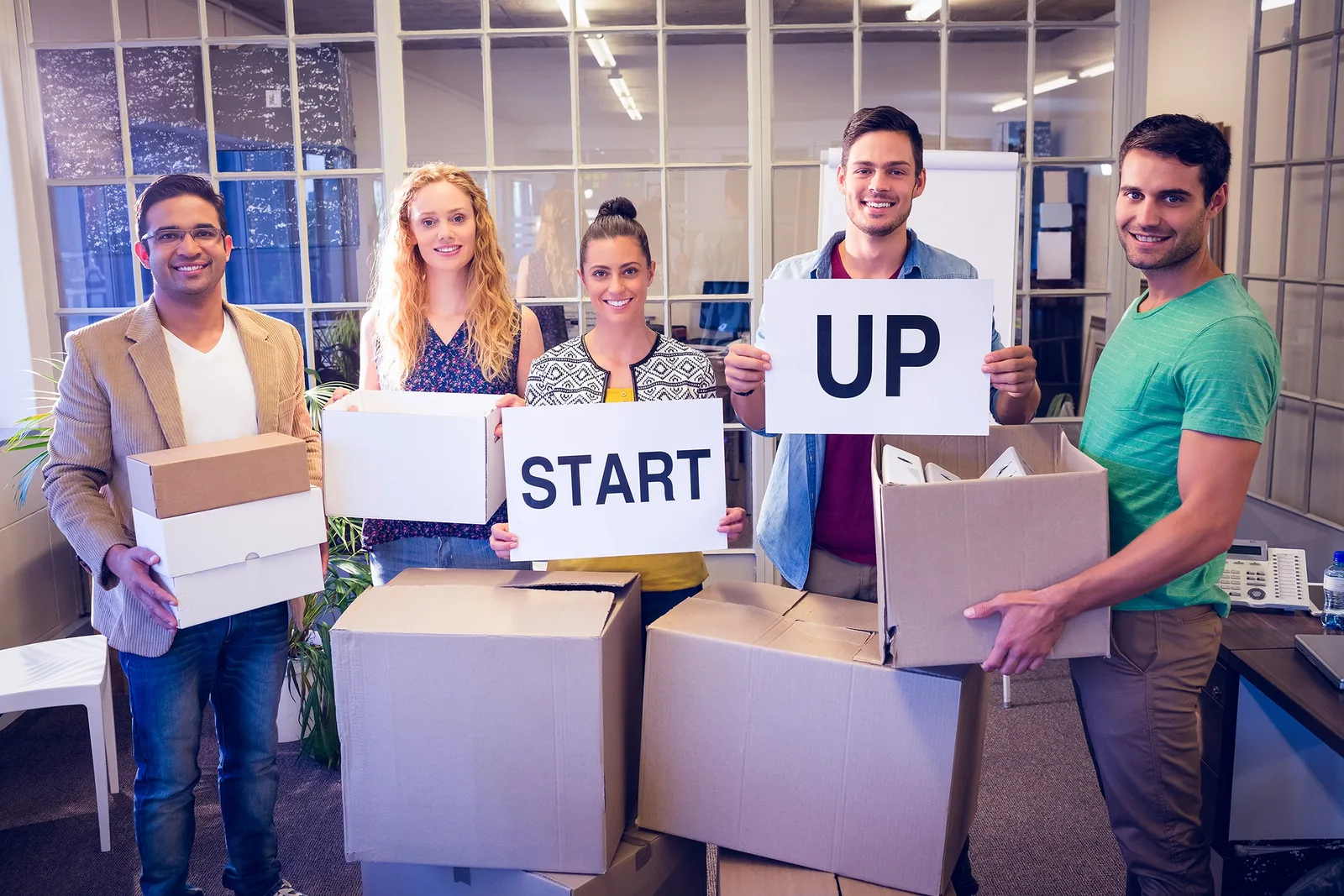 Un entrepreneur individuel échange avec un salarié dans un atelier de production.