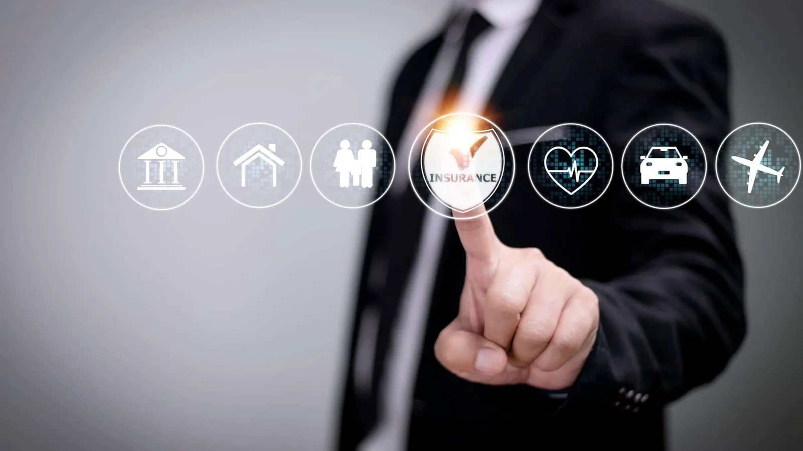 Un entrepreneur individuel compare plusieurs contrats d'assurance professionnelle sur un bureau avec ordinateur et documents.