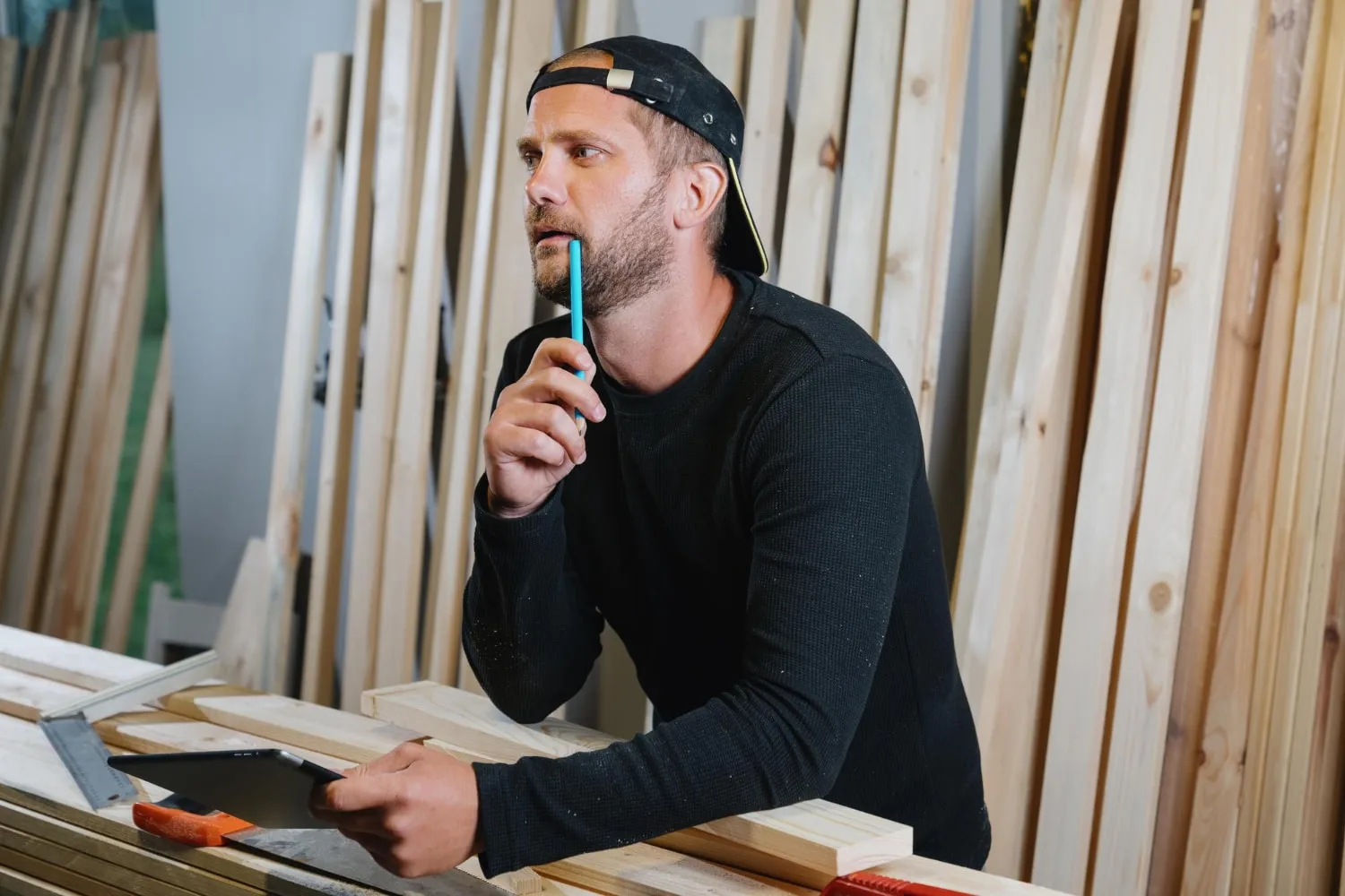 Un professionnel vérifie des cartons de produits de cigarette électronique et des documents de conformité sur un bureau