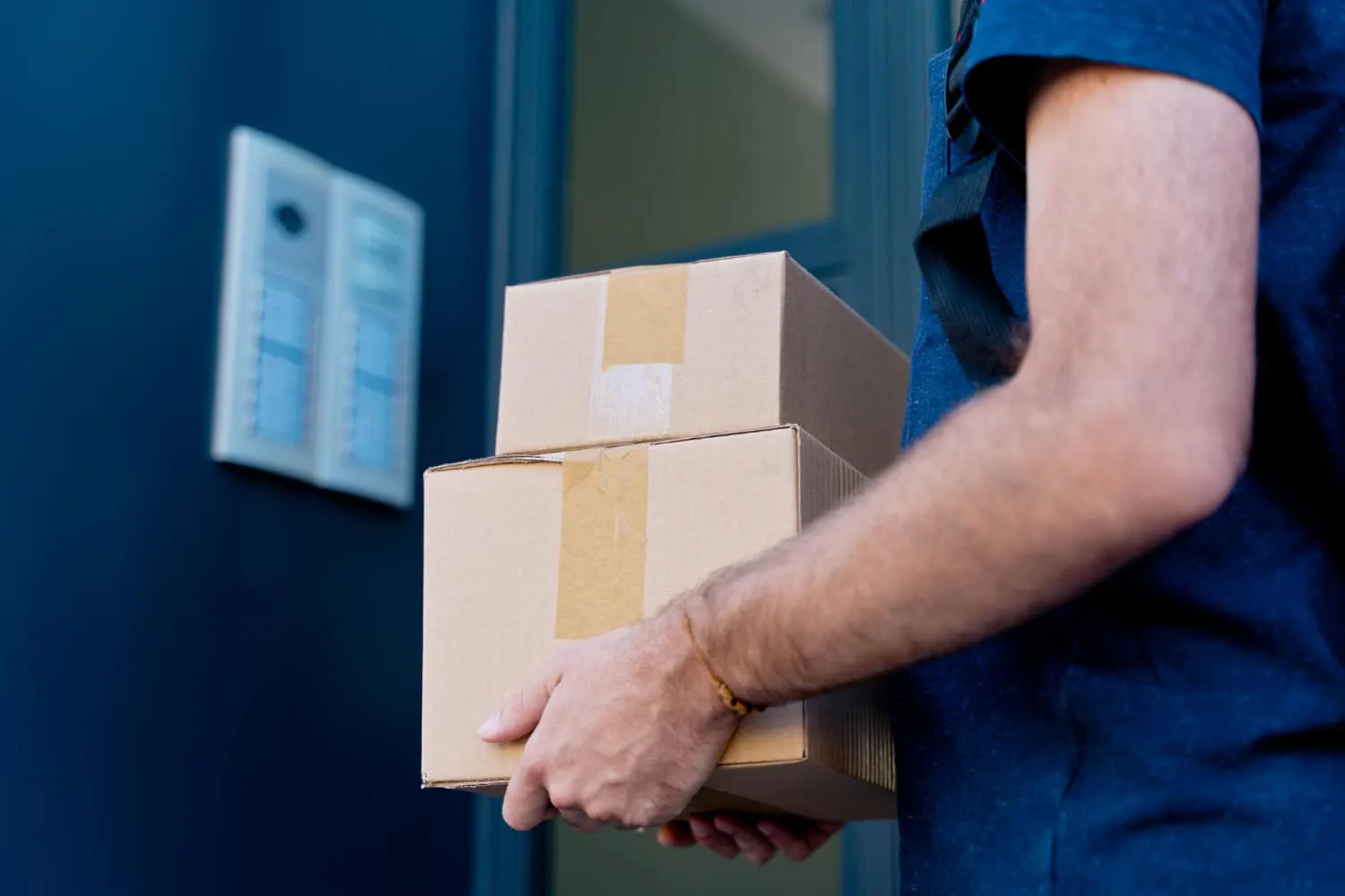 Colis e-commerce en carton recyclé avec calage papier, posé sur une table de préparation de commandes