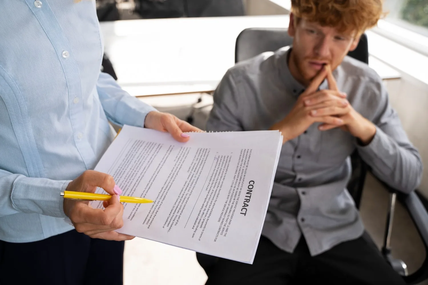 Salarié et employeur signant une rupture conventionnelle autour d’une table de réunion avec des documents administratifs