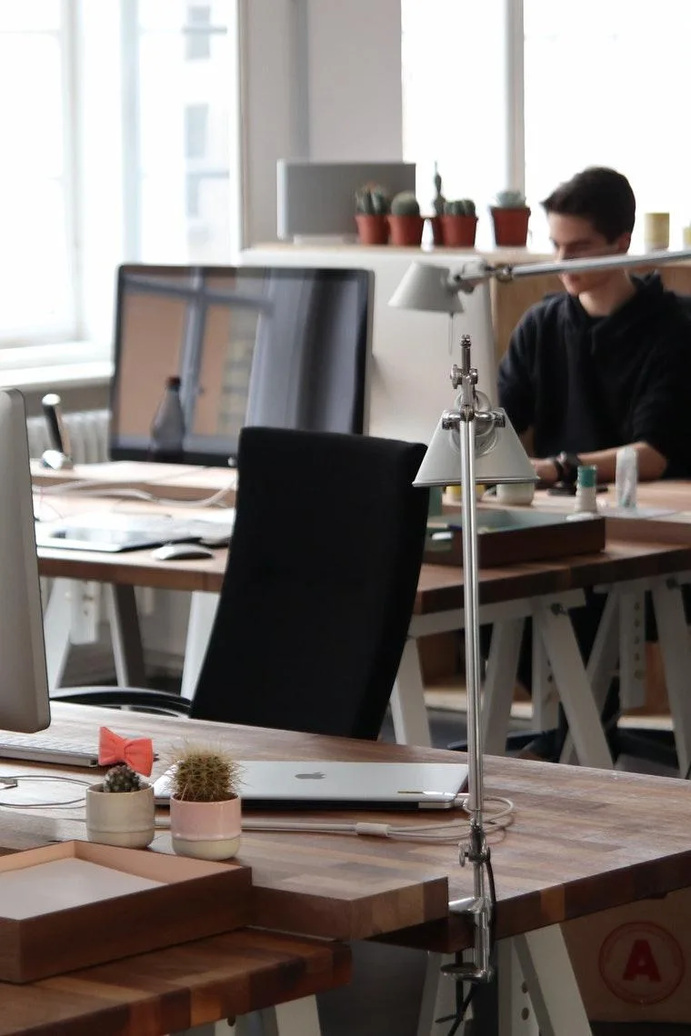 Entrepreneur individuel consultant un tableau de charges sociales et un calculateur sur ordinateur portable
