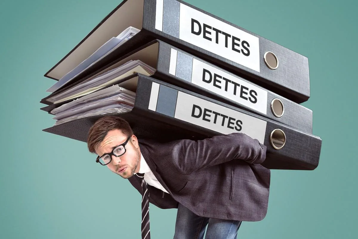 Entrepreneur individuel consultant ses contrats et ses relevés bancaires pour protéger son patrimoine personnel