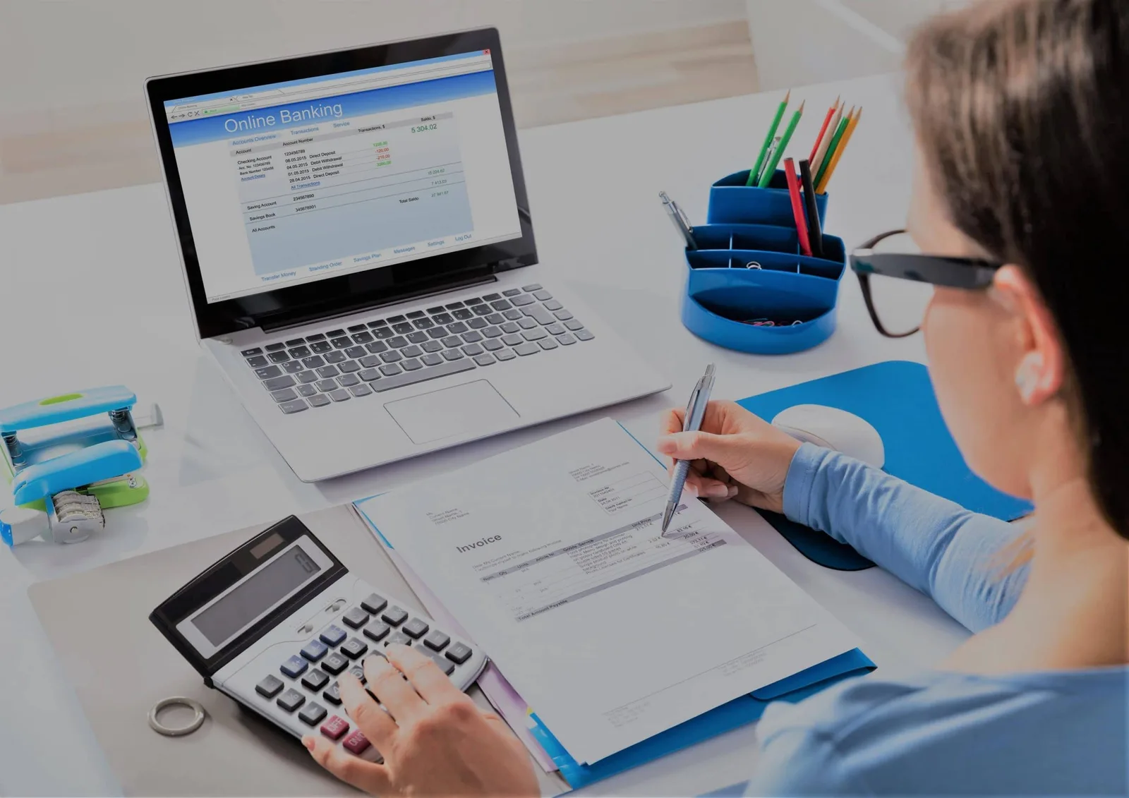 Entrepreneur individuel consultant un tableau de calcul des cotisations sociales sur ordinateur portable