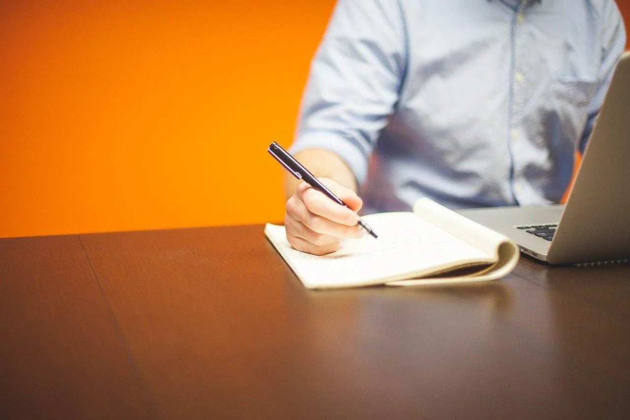 Entrepreneur individuel consultant une mise en demeure et ses documents comptables sur un bureau