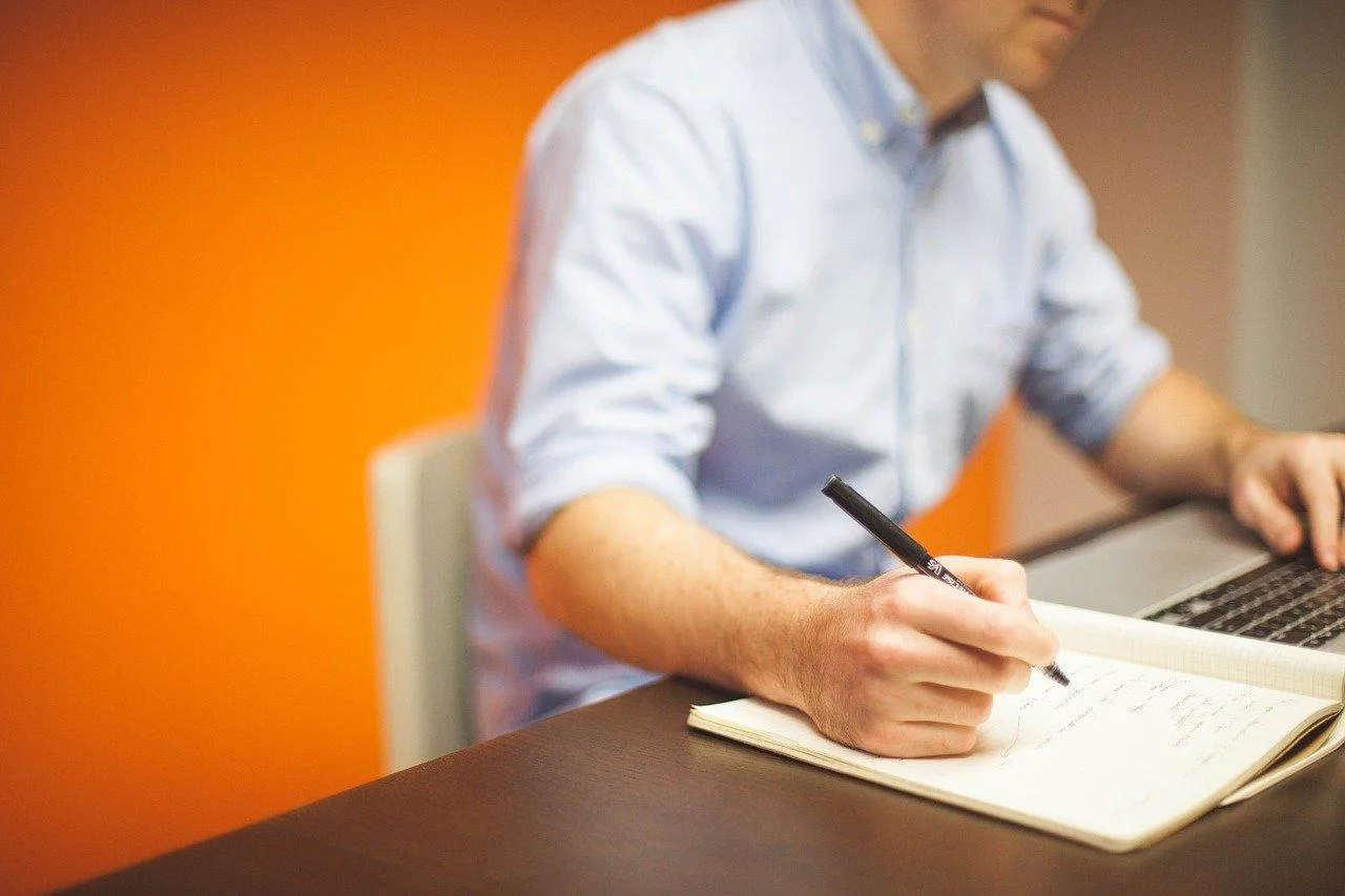 Entrepreneur individuel consultant ses remboursements de santé sur un ordinateur, avec carte Vitale et attestation d’assurance maladie