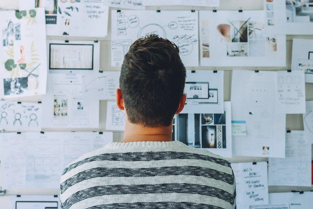 Une entrepreneuse remplit en ligne un dossier de création de micro-entreprise sur un ordinateur portable, avec des documents administratifs à côté.
