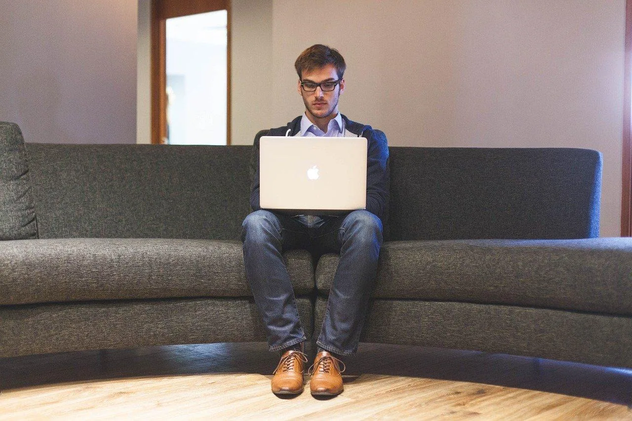 Un entrepreneur indépendant examine des documents administratifs et comptables sur un bureau avec une calculatrice