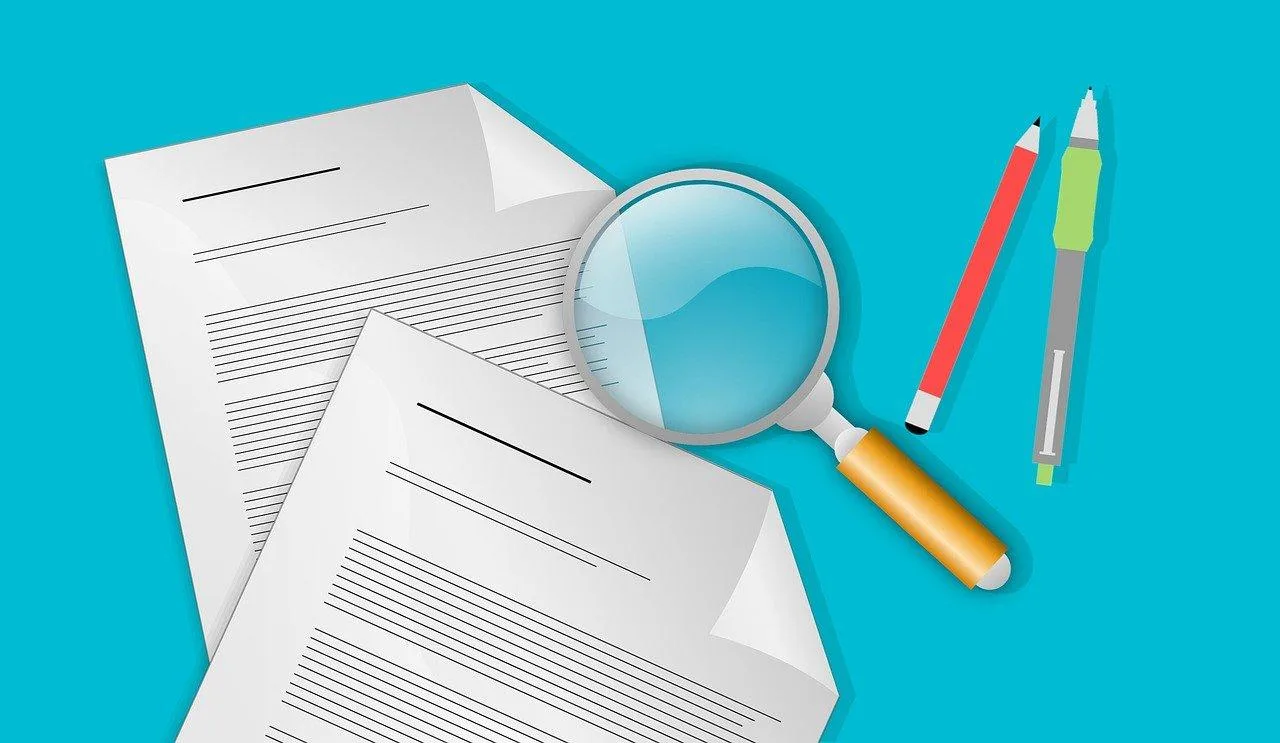 Chef d’entreprise et consultante en marketing digital échangeant devant un ordinateur avec graphiques de performance à l’écran