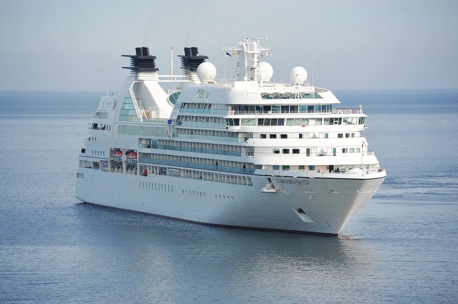 Salariés embarquant à bord d’un paquebot de croisière pour un voyage d’entreprise en Méditerranée