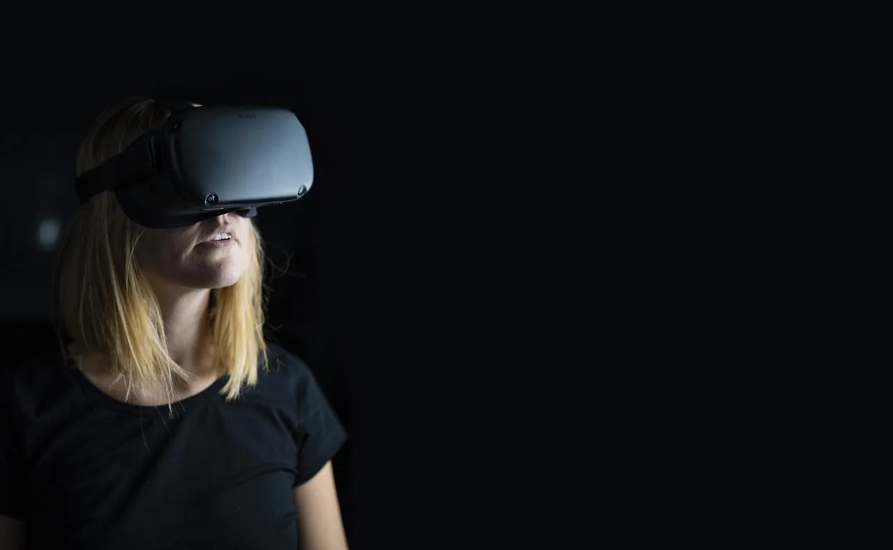 Employé portant un casque de réalité virtuelle lors d’une session de formation en entreprise