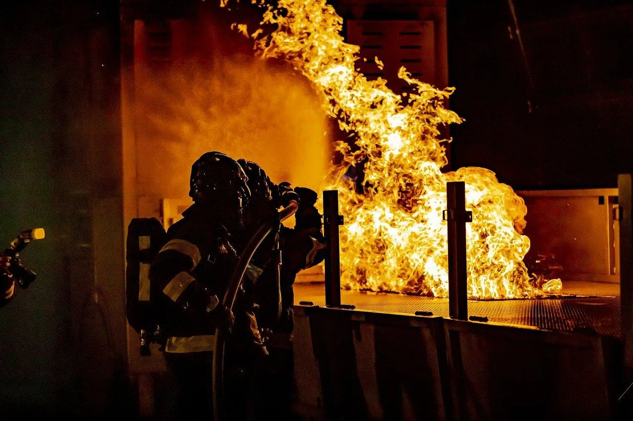 Expert d’assurance examinant des dégâts de fumée et de suie dans un local professionnel après un incendie