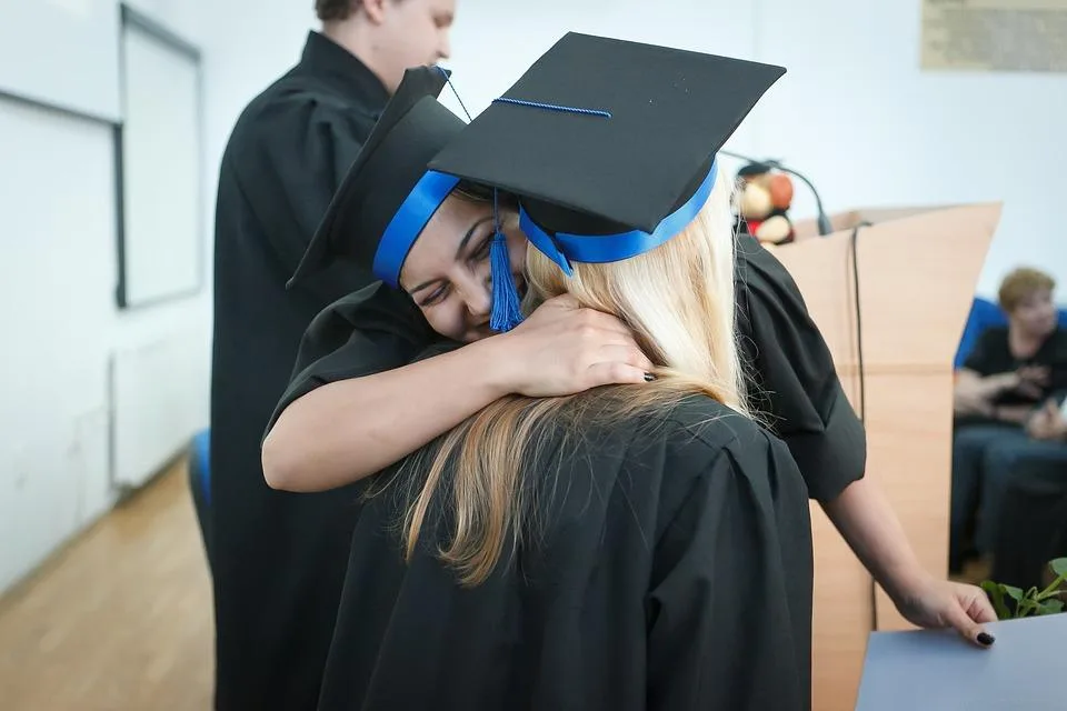 Un jeune diplômé de business school en entretien avec un dirigeant de petite entreprise autour d’un tableau de suivi commercial