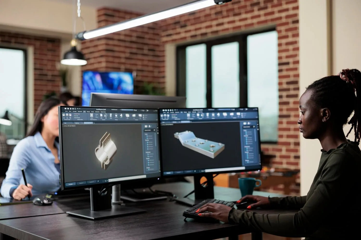 Un professionnel du bâtiment examine une maquette numérique 3D sur écran dans un bureau de projet