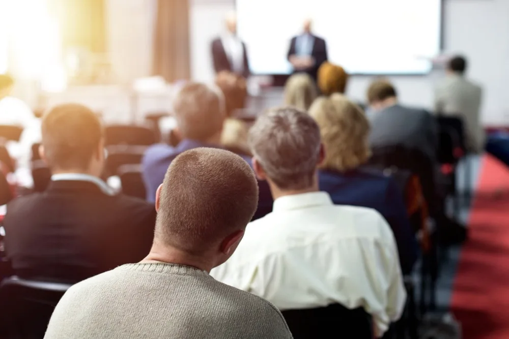 Une entrepreneure consulte la plateforme Mon Compte Formation sur ordinateur pour choisir une formation certifiante.