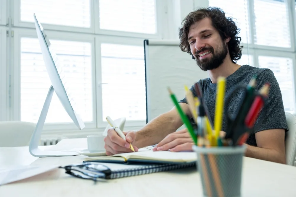 Un entrepreneur remet un stylo publicitaire personnalisé à un client lors d’un rendez-vous professionnel