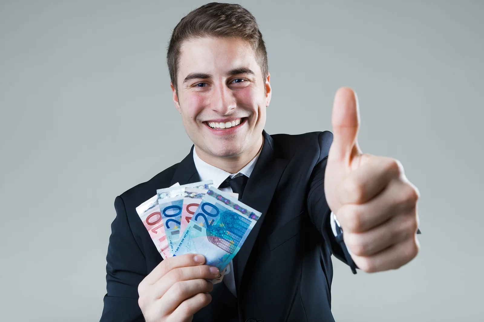 Entrepreneur travaillant seul à son bureau avec ordinateur, factures et carnet de notes, illustrant les avantages de l’entreprise individuelle