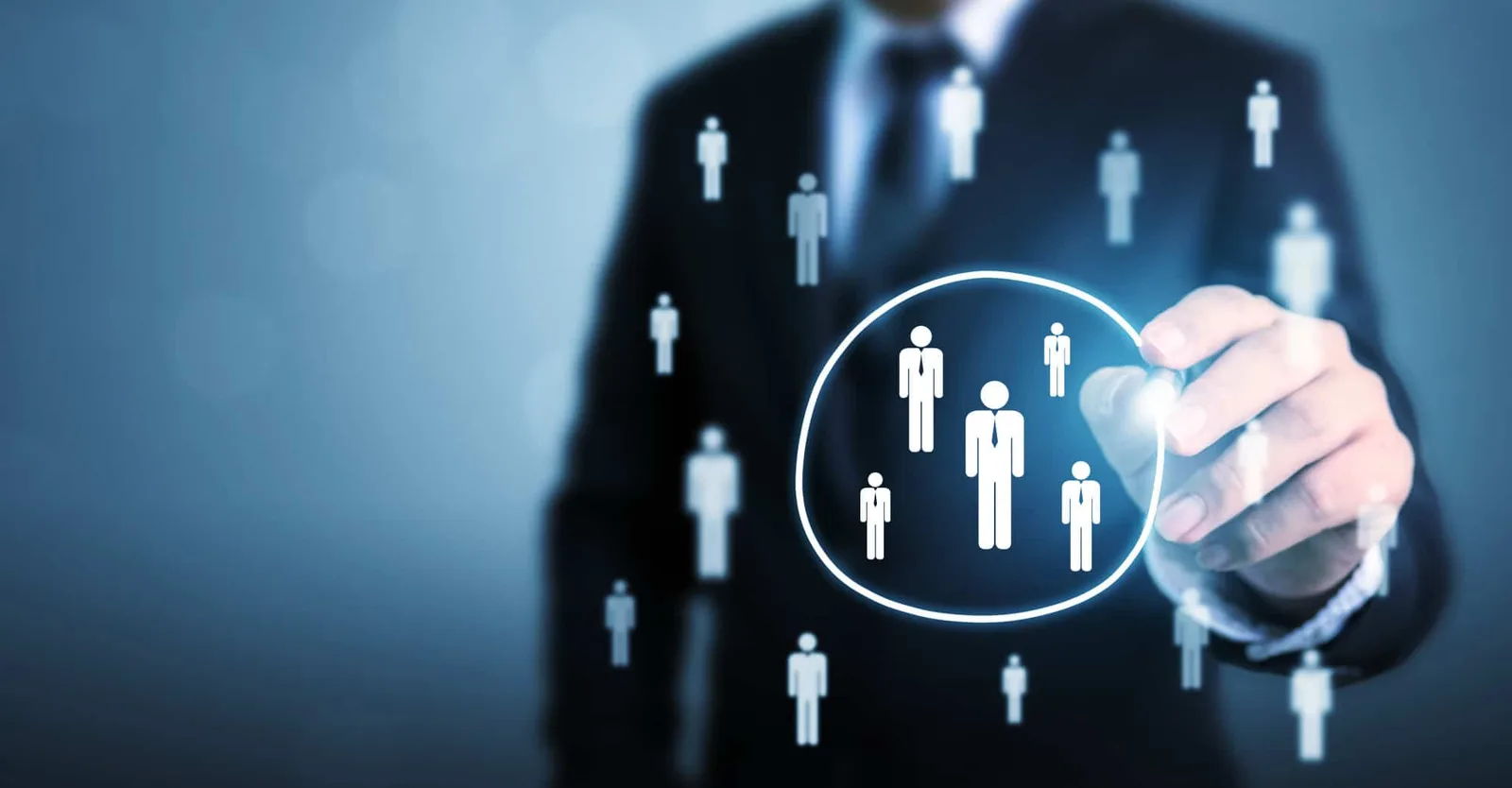 Responsable de société consultant sur ordinateur un tableau de bord de gestion des services avec planning, tickets clients et indicateurs de suivi.