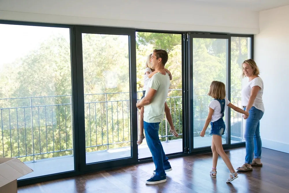 Un promoteur immobilier analyse un plan de programme, un budget prévisionnel et un tableau de suivi de chantier en réunion.