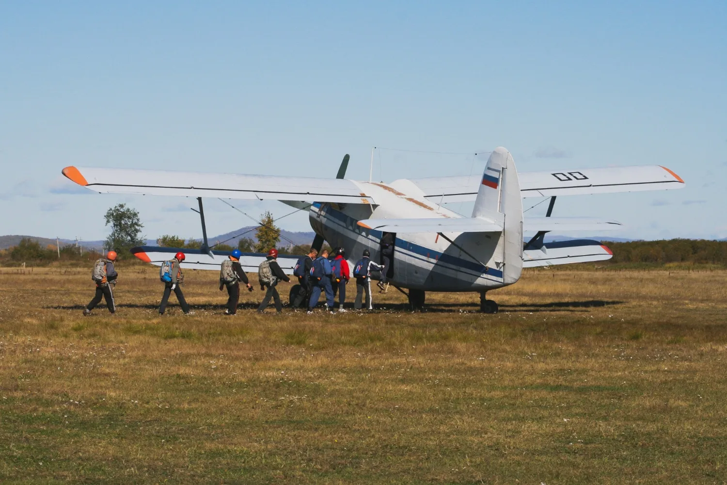 Groupe de salariés en vol en montgolfière au-dessus de la campagne au lever du soleil