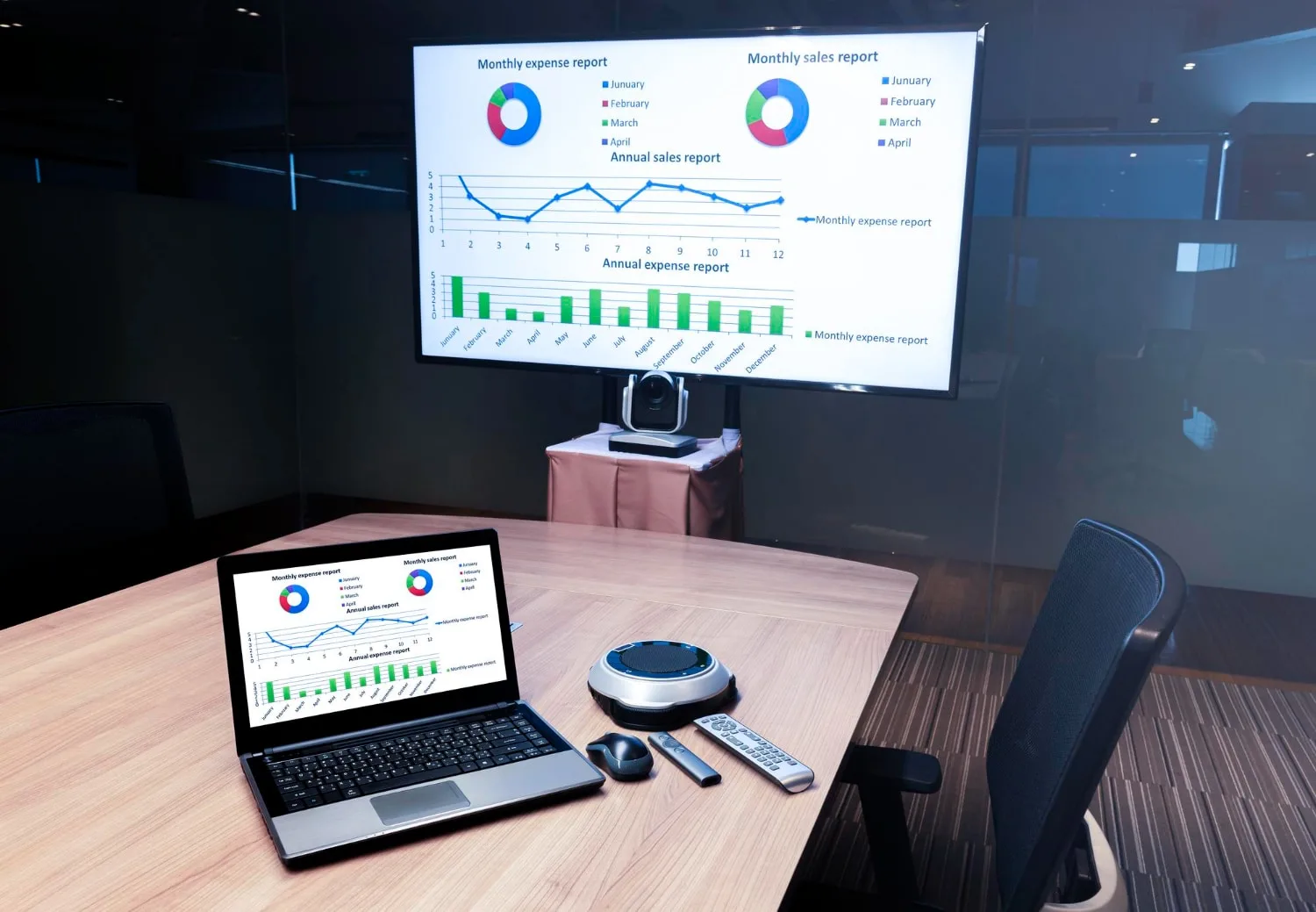 Un entrepreneur et un designer analysent ensemble des diapositives PowerPoint sur un écran d’ordinateur