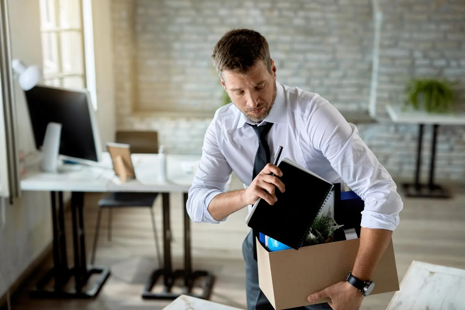 Notaire consultant un acte de protection du patrimoine immobilier d’un entrepreneur individuel