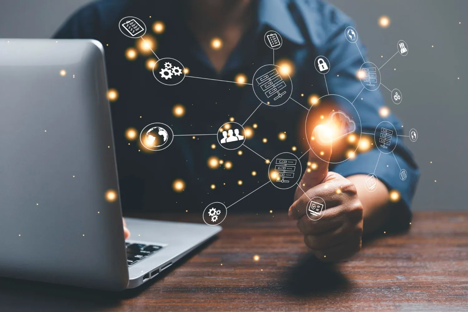 Une entrepreneuse freelance travaille sur un ordinateur portable avec plusieurs écrans affichant des interfaces digitales, des graphiques et des outils web.