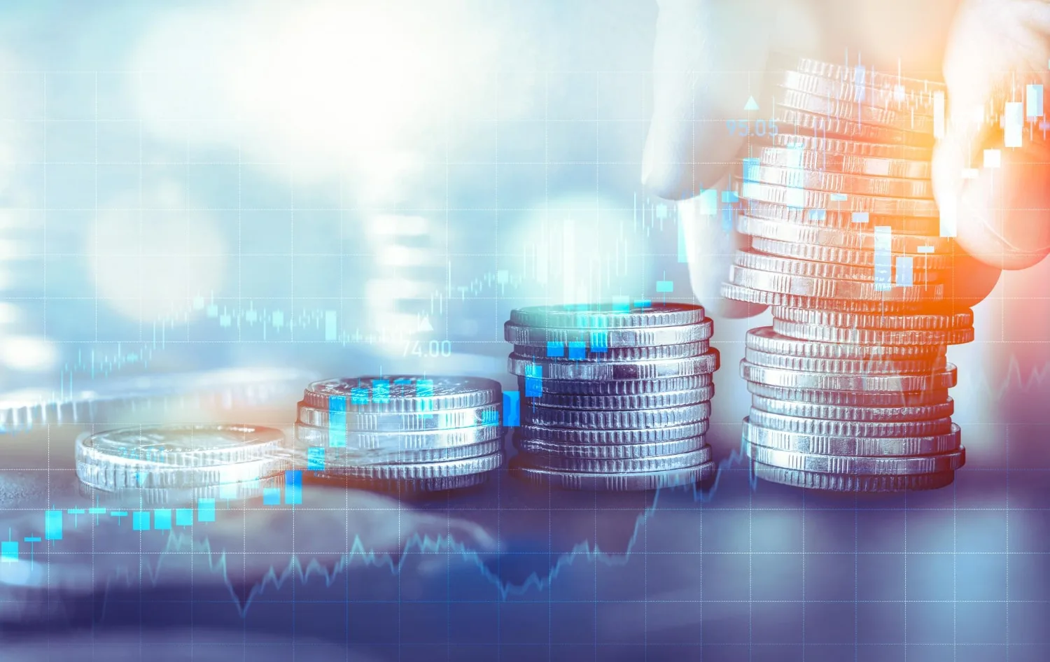Entrepreneur solo consultant ses relevés bancaires et son tableau de trésorerie sur ordinateur portable