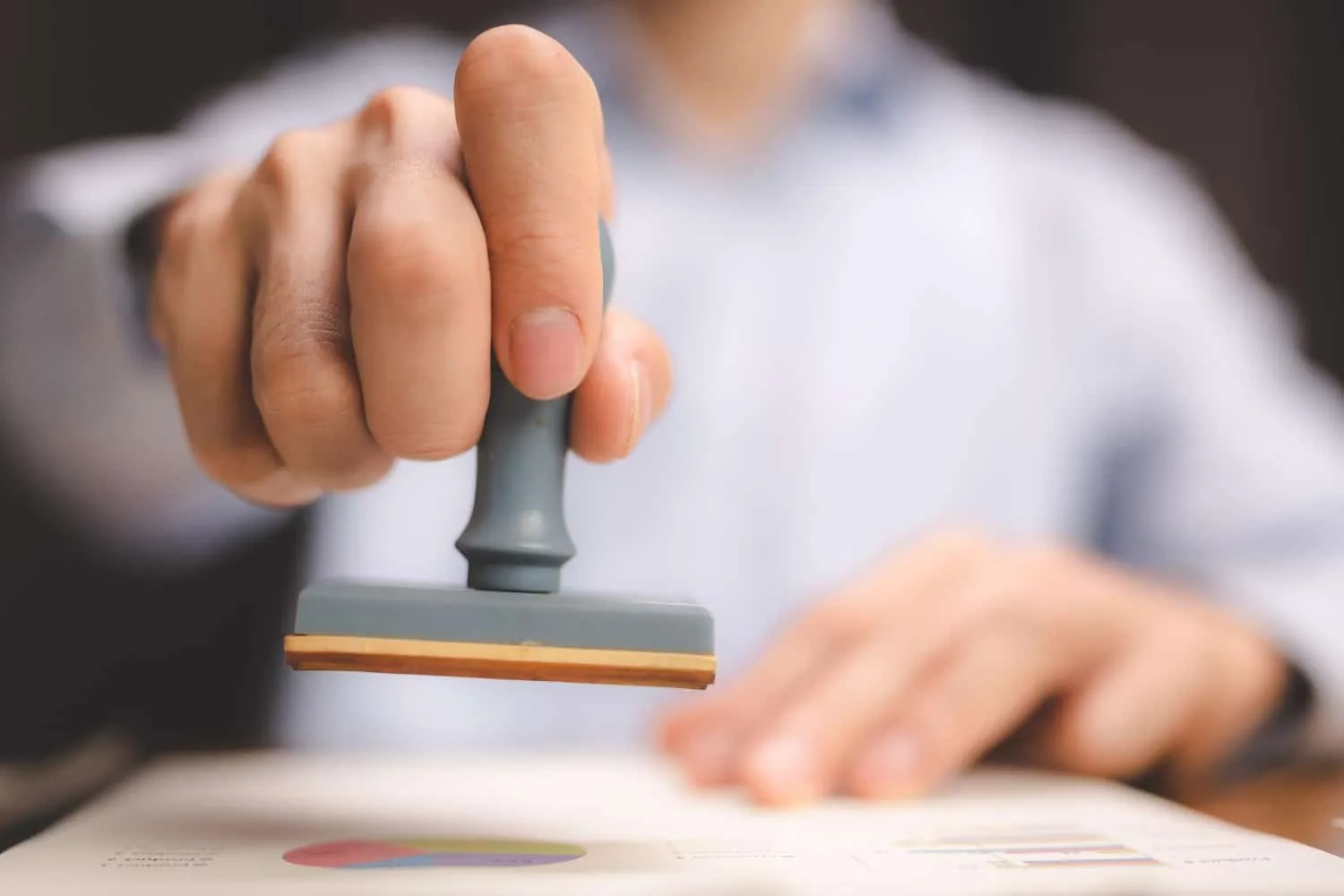 Tampon dateur électronique affichant la date et l’heure à côté de documents de bureau