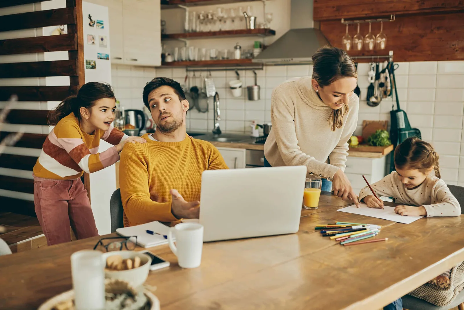 Entrepreneur indépendant travaillant sur ordinateur à son bureau, avec un espace personnel visible à côté