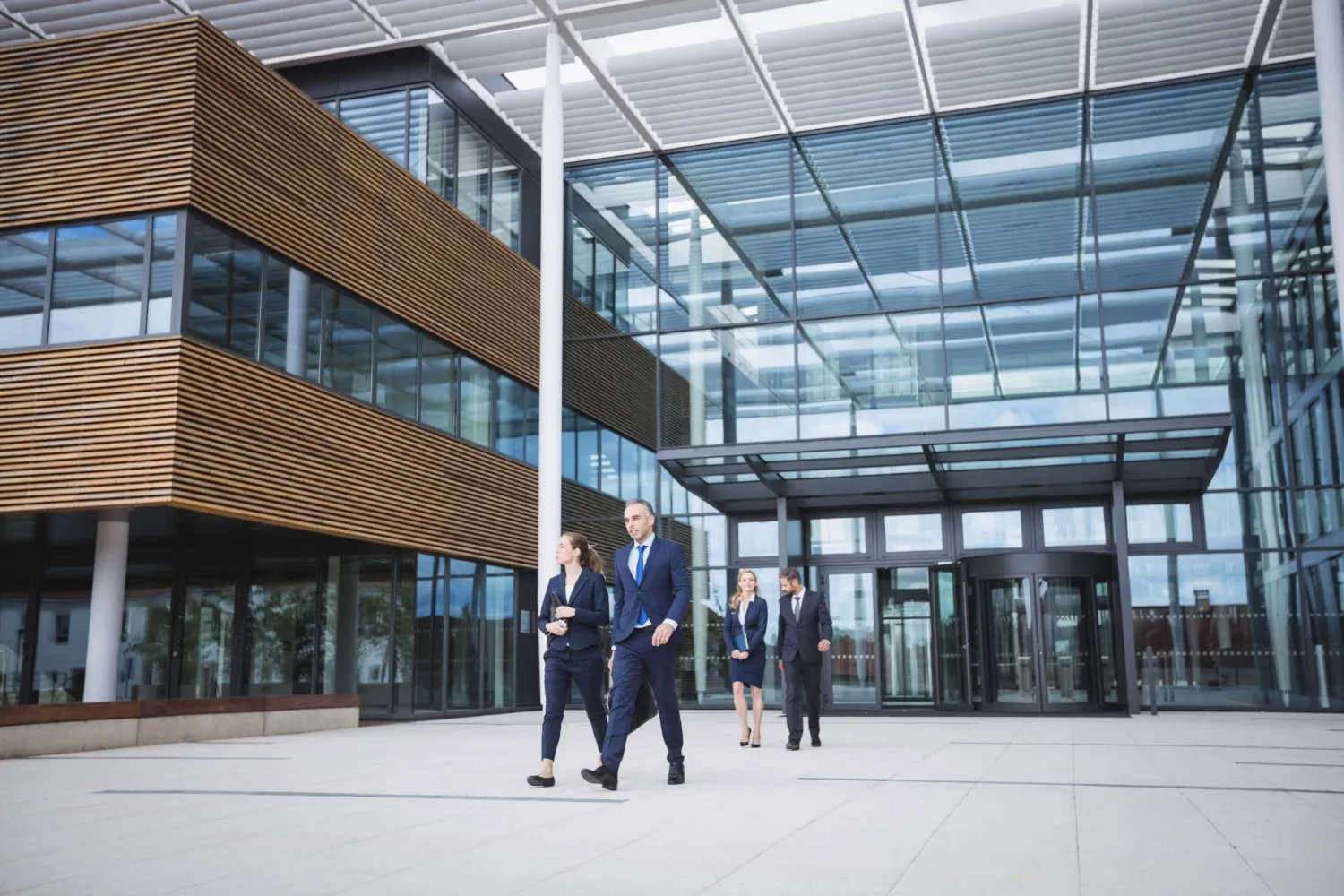 Façade d’une succursale avec enseigne commerciale, entrée vitrée et client qui arrive devant le point de vente
