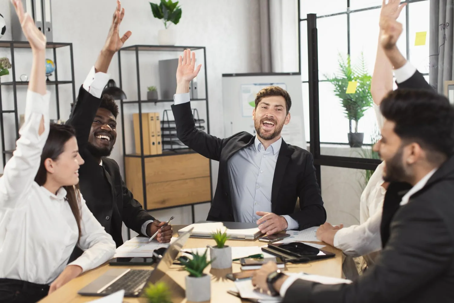 Une entrepreneure présente un prototype à un groupe de contributeurs lors d’une campagne de financement participatif.